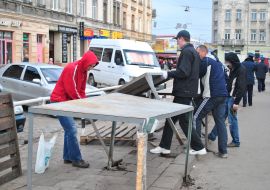 Dismantling of trading posts at the market