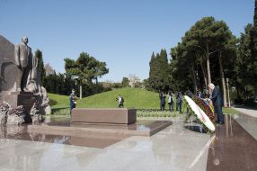 Vladimir Litvin laying flowers