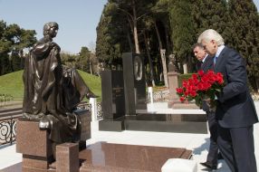 Vladimir Litvin laying flowers