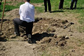 The survey uncovered mass graves