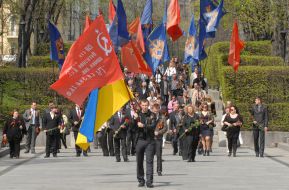 The ceremony of laying flowers to the Eternal Flame