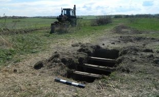 Mine, looters dug a mass grave