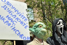 Учасники акції в масках Магістра Йоди та маніяка-вбивці