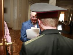Vladimir Yavorivsky talking to the guard