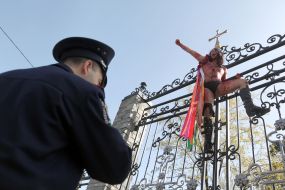 Участник акции протеста залез на забор