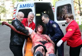 Врачи несут на носилках участника акции протеста