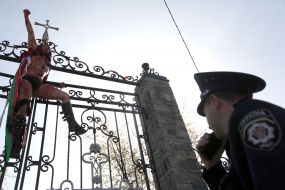 Участник акции протеста залез на забор