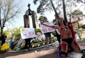 Участники акции протеста «Нет - мутациям в стране!»