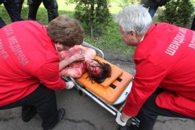 Врачи несут на носилках участника акции протеста