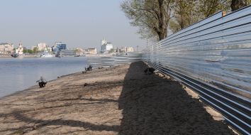 Enclosing fence on the beach