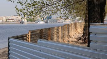 Enclosing fence on the beach
