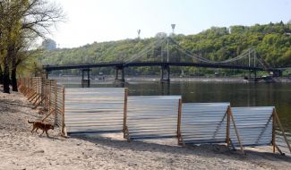 Enclosing fence on the beach
