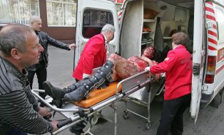 Медицинские работники транспортируют на носилках участника акции протеста