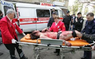 Медицинские работники транспортируют на носилках участника акции протеста