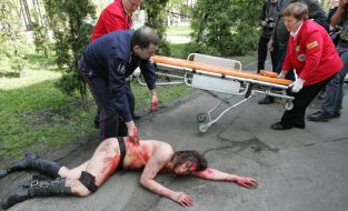 Медицинские работники транспортируют на носилках участника акции протеста