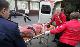 Медицинские работники транспортируют на носилках участника акции протеста