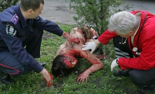 Врач осматривает участника акции протеста