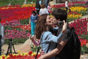 Молода пара цілується