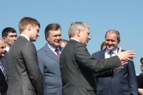 Віктор Янукович, Йоханн Хартер та Анатолій Могильов