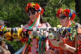 Женщины с венками на голове