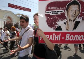 Участница монстрации держит плакат