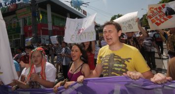 Участники монстрации несут плакаты