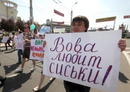 Участник монстрации несет плакат