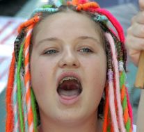 Участница монстрации