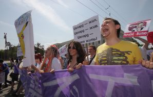 Участники монстрации несут плакаты