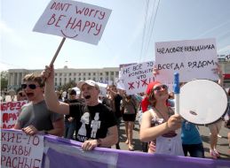 Участники монстрации несут плакаты