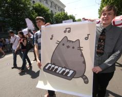 Участники монстрации несут плакаты