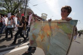 Участники монстрации несут карту