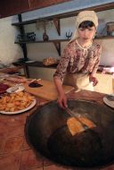 Повар готовит чебуреки 