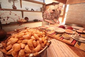 Повара готовят чебуреки