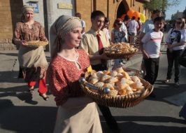 Повара выносят чебуреки