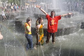 Girls bathe in the fountain