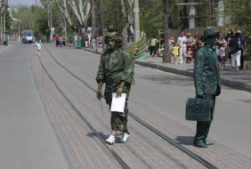 Living statues