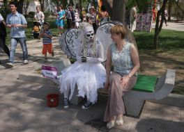 A living statue "Today..."