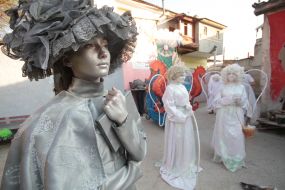Living statues