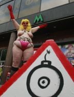 Активистка женского движения FEMEN с оголенной грудью