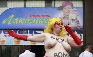 Активистка женского движения FEMEN с оголенной грудью