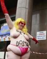 Активистка женского движения FEMEN с оголенной грудью