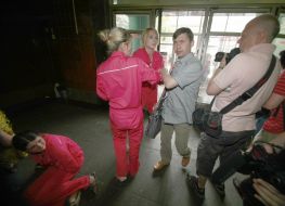 Активистки женского движения FEMEN закрывают проход в метро