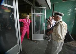 Активистка женского движения FEMEN закрывает проход в метро