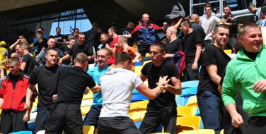 Условная драка между болельщиками
