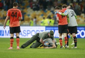 Steward tolerate fans from the field