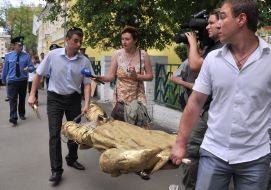Man holds the monument to Stalin