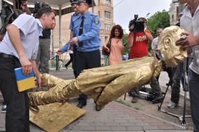 Man holds the monument to Stalin
