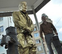 Aleksey Serdyuk near monument to Stalin