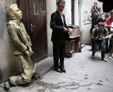 Photographers at the monument to Stalin